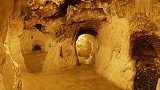男子在自家发现暗门进去一看竟是地下古城堡