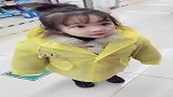 可爱小美女逛商场，从后面看像一只小黄鸭，简直不要太美！