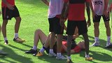 西甲-1718赛季-自己人别开枪！马竞妖锋训练秀倒钩 意外踢中队友头部酿大祸-专题