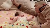 闺女每天都要抱着才睡觉，今天爸爸不惯着她，最后还是被征服了