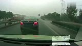 师傅被无牌路怒车拦截，小伙下车就开砸，还有人全程录像