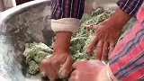 江西赣州：为了清明节大家在一起做美食清明果，有知道的吗