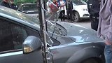 两男子住宾馆嫌房间闷开窗 用力过猛窗户直接从4楼掉下
