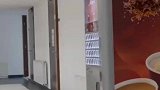 我就说自助咖啡机，是人操作的吧