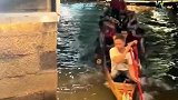 龙舟划入小河道场面太燃了