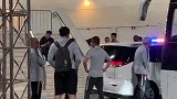 国足前方直击-2失误造2丢球 里皮赛后愤怒走上大巴车