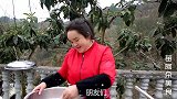 苗大姐做红烧猪蹄，摄影师的最爱，在一边看着她吃口水片流