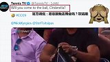 戏精本精！网球赛场上演“换鞋门” 一个下跪送鞋一个耍脾气