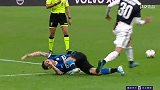 巴雷拉边路加速被本坦库尔放倒 裁判认为其假摔出示黄牌警告