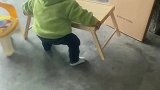 男孩将脚放在泡茶桌上，妈妈一看愣住了