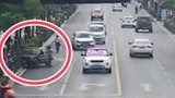 杭州一轿车撞坏护栏 横穿马路的大妈被判承担主责