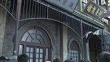 有佳人农民排队换军票，不料遇上了小偷，还好养女及时发现