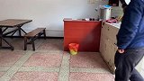 农村光棍冬至吃肥肠煲仔饭，因娶不到老婆，吃着吃着就哭了