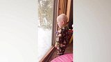 孩子被大人吓到，直接开始瑟瑟发抖了，这简直太会玩了！
