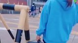 妈妈带鲜花蛋糕接儿子，可儿子反应冷淡，这就是代沟