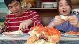 夫妻二人吃一只几千块的螃蟹，最后还没吃完