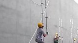 男子在工地表演爬管，真不给老板留后路啊