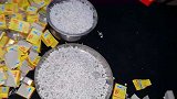 老外作死将5000响摔炮从楼上扔下，你猜会怎样，真是太刺激了