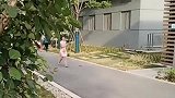 小姐姐终于在景区找到了厕所，然后她崩溃了，到底哪个是女厕所啊