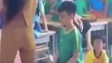 学生和老师表演魔术太刺激，后面学生幼小的心灵受到了暴击伤害
