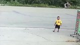 男子骑车抱走路边哭泣男孩，结果…监控拍下这一幕！