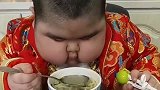 广东姑姑家小孩每次他吃东西我都能笑半天，这简直就是桃子转世！