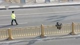 新疆克拉玛依：尴尬！男子翻护栏被卡，获赠交警蜀黍“公主抱”