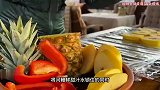 刚捕捞上来的河鳗，处理过后放入火中碳烤，隔壁小姐姐超爱吃