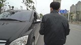 农民工街头给乞丐送温暖，结果乞丐倒给钱给农民工