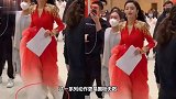 不怪春晚“独宠”佟丽娅，看她裙摆下的鞋跟，明白了！