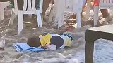 小伙睡在沙滩上，差点被海浪卷走了