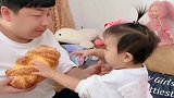 爸爸只给一点点面包给女儿吃,女儿你太抠了