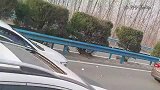 花钱就是快啊！别人都在堵车，就你叫了拖车走应急车道
