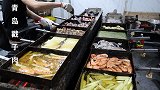 青岛20年老店，全店只备一样菜，顾客带啥都9块，每天翻台上百