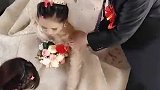 彩礼不够吧，新娘这么不高兴！