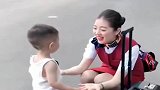 漂亮空姐下班回家，年仅3岁的儿子这样迎接她，看得我心里暖暖的