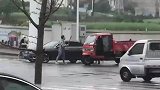 轿车与三轮车起争执，大爷气得抄起锄头