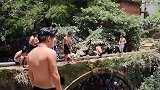 赶上夏天的末班车，村民们在桥下聚众玩水