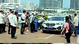轿车后溜掉进水里，车主弃车而逃