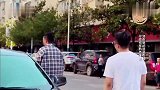 邹市明背着小背篓，初逛菜市场！寻找别样的熟悉的味道！