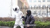 奥特曼真人版：听见人类呼救声，奥特曼立刻出现消灭外星人