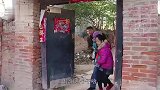 两个孩子太不孝，想要卖掉母亲的老房子，邻居做法让人感动