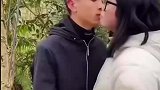这哥们屁股还好吗