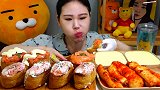 小姐姐在三文鱼油豆腐寿司上面挤上蛋黄酱，吃起来别提多好吃了
