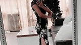美女小姐姐穿旗袍自拍，太妩媚了