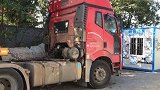 浙江湖州：男子花60万买车，第二年只能停家里当废铁
