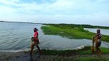 野外湿地鱼好多啊，印度俩大叔撒一网下去，不得了啊
