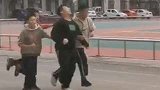 河南新乡：纯粹友谊！男生跑步掉队，同学重返陪跑到终点