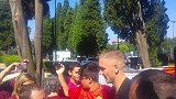 瑞典门神抵达罗马体检中心 球迷高歌迎接奥尔森