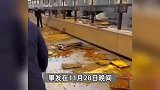 食堂阿姨吵架打翻新出锅的饭菜，食物散落一地一片狼藉，校方通报